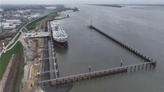 Der fertige Stader Energiehafen mit der FSRU Transgas Force. Im Hintergrund der Industriehafen, weiter im Verlauf der Elbe könnte der Nordhafen entstehen.