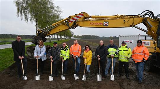 Gemeinsamer Spatenstich: Bürgermeister und Straßenbauer greifen zum Start des Baus des Fahrradweges zwischen Horneburg und Issendorf zum Spaten.